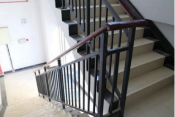 大连锌钢楼梯扶手：赋予楼梯安全